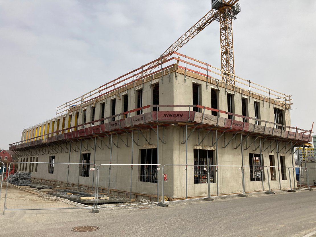 bauprojekt mit gerüst und kran von ringer gmbh bauprojekt mit gerüst und kran von ringer gmbh