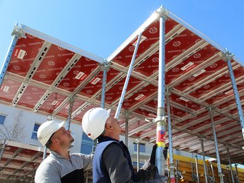 deckenschalen per hand mit arbeitern von ringer gmbh Hand-set slabformwork