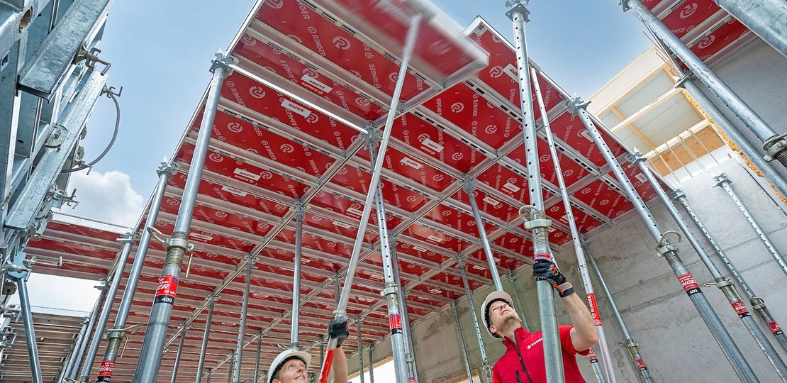deckenschalen für deckenschalung mit arbeitern von ringer gerüst und schalung Slab formwork worker from RINGER